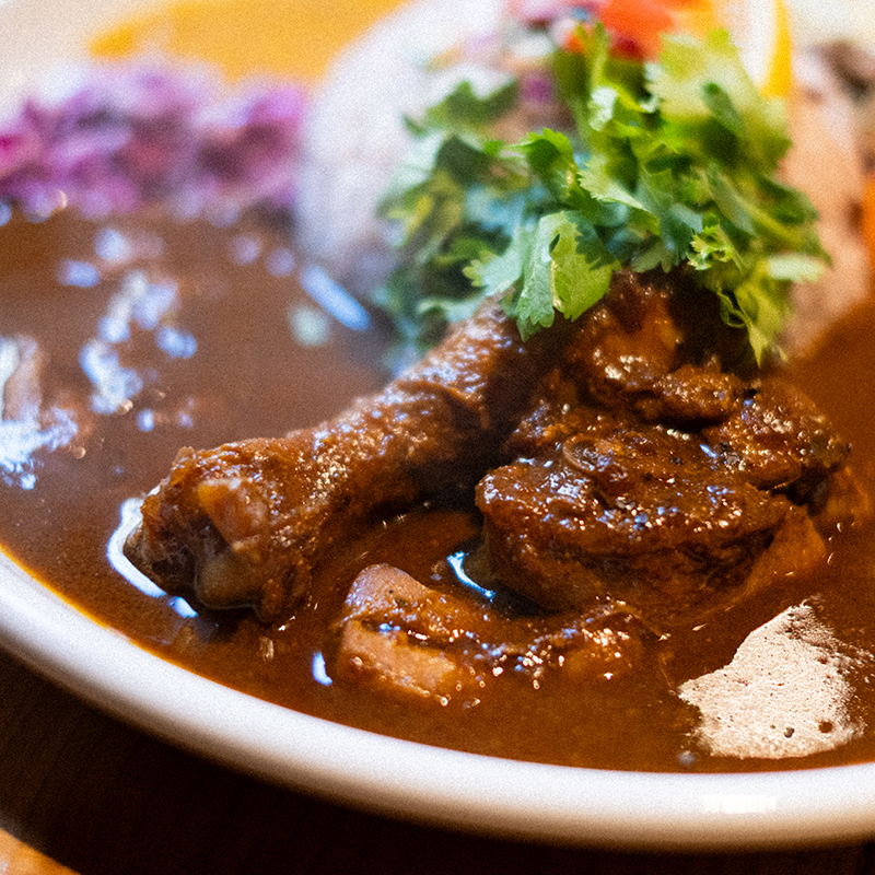 クボカリー大名店 スパイシーチキンカレーのゴロッと入ったチキン