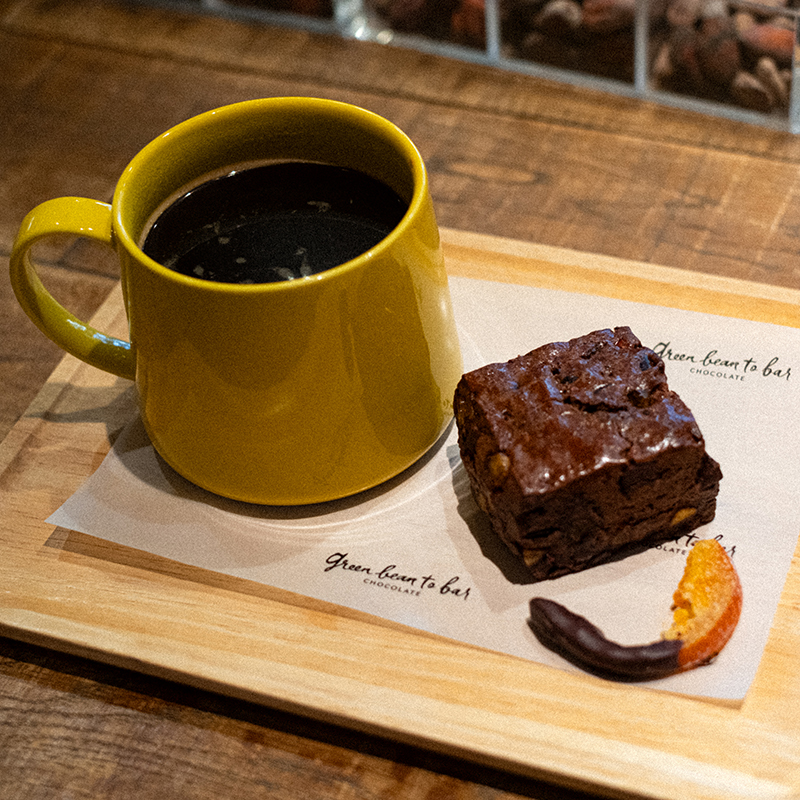 green bean to bar CHOCOLATE 福岡店のアメリカーノとスコーン